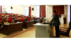 常务副校长邴正教授为澳门博彩
师生做“两学一做”专题讲座